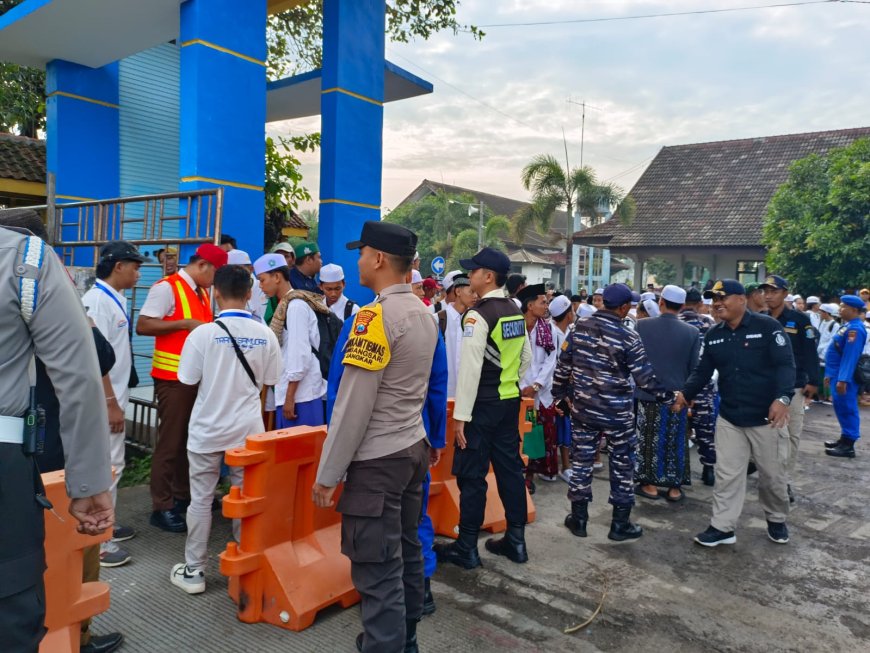 Polsek Jangkar Melaksanakan Giat Pengamanan Pulang Berjamaah Santri Bertempat Di Pelabuhan Jangkar