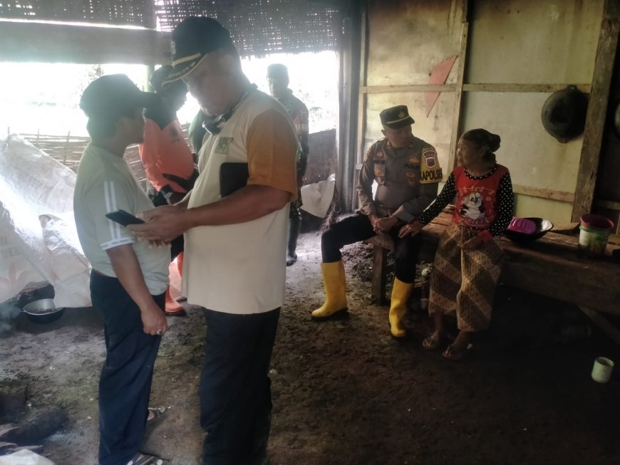 Polsek Jatibanteng Gerak Cepat Tangani Dampak Longsor Akibat Hujan Deras di Desa Kembangsari