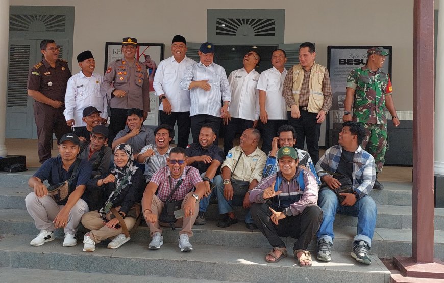 Polsek Besuki Pam Penyaluran Bantuan Untuk Korban Bencana di Situbondo Oleh APKASI.