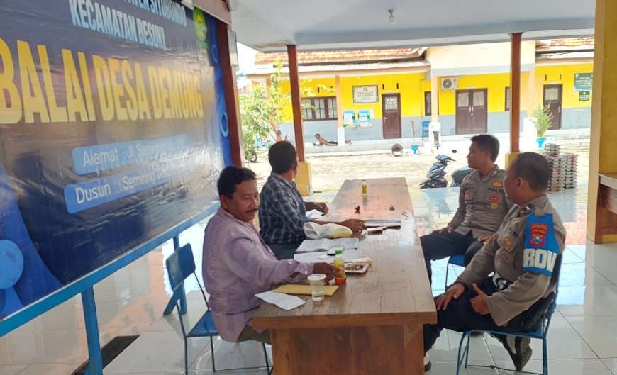 Dialog dan Kolaborasi, Strategi Personil Polsek Besuki Ciptakan Desa Aman Saat Berkunjung Di Kantor Desa Demung.