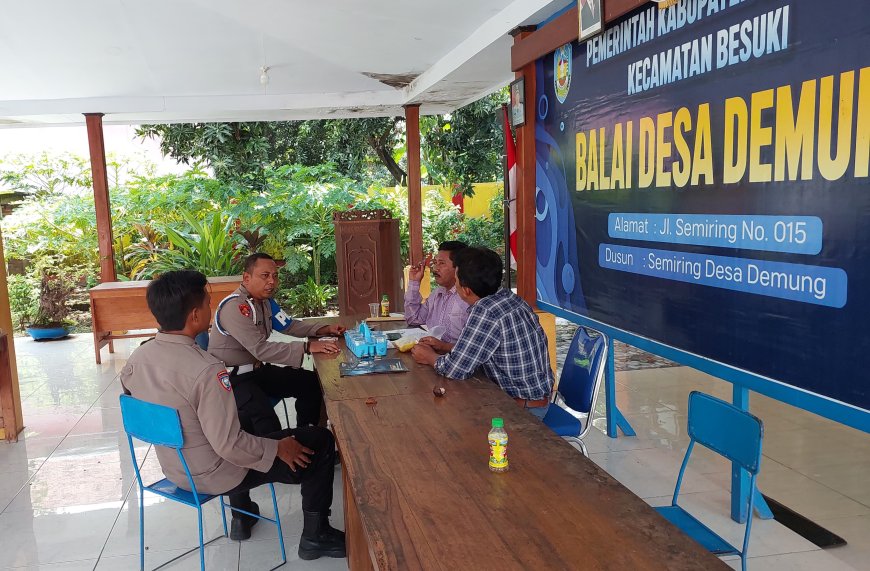 Dialog dan Kolaborasi, Strategi Personil Polsek Besuki Ciptakan Desa Aman Saat Berkunjung Di Kantor Desa Demung.