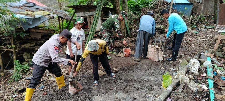 Polsek Sumbermalang turut membantu giat TMMD  ke - 127 kodim 0823 di Desa Plampang Kec. Sumbermalang