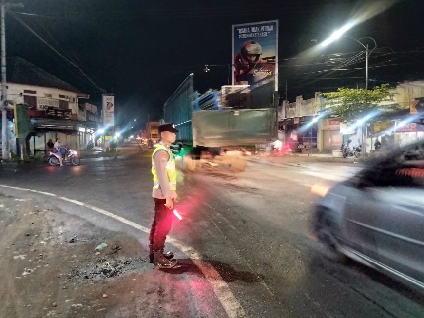 Pengaduan masyarakat terkait matinya lampu Traffic light simpang 4 kapongan dari arah selatan dan Utara