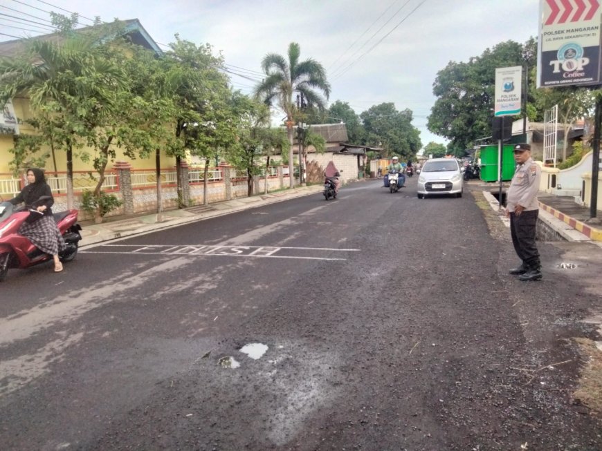 POLSEK MANGARAN LAKSANAKAN COMMANDER WISH PAGI, ARUS LALU LINTAS DEPAN SDN 1 DAN PASAR MANGARAN LANCAR TERKENDALI