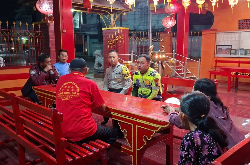 Polsek Besuki Amankan Peribadatan Imlek 2577 di Klenteng Poo Tong Biaw Desa Besuki, Ibadah Berlangsung Aman dan Khidmat.