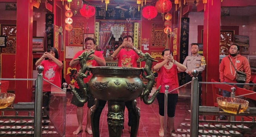 Polsek Besuki Amankan Peribadatan Imlek 2577 di Klenteng Poo Tong Biaw Desa Besuki, Ibadah Berlangsung Aman dan Khidmat.