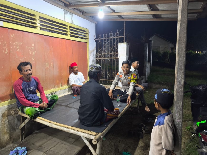 Anggota Polsek Jangkar Melaksanakan Patroli Dialogis Bersama Warga