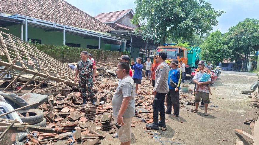 Polsek Banyuputih Mendatangi TKP Rumah Robah di Desa Sumberwaru Desa Banyuputih