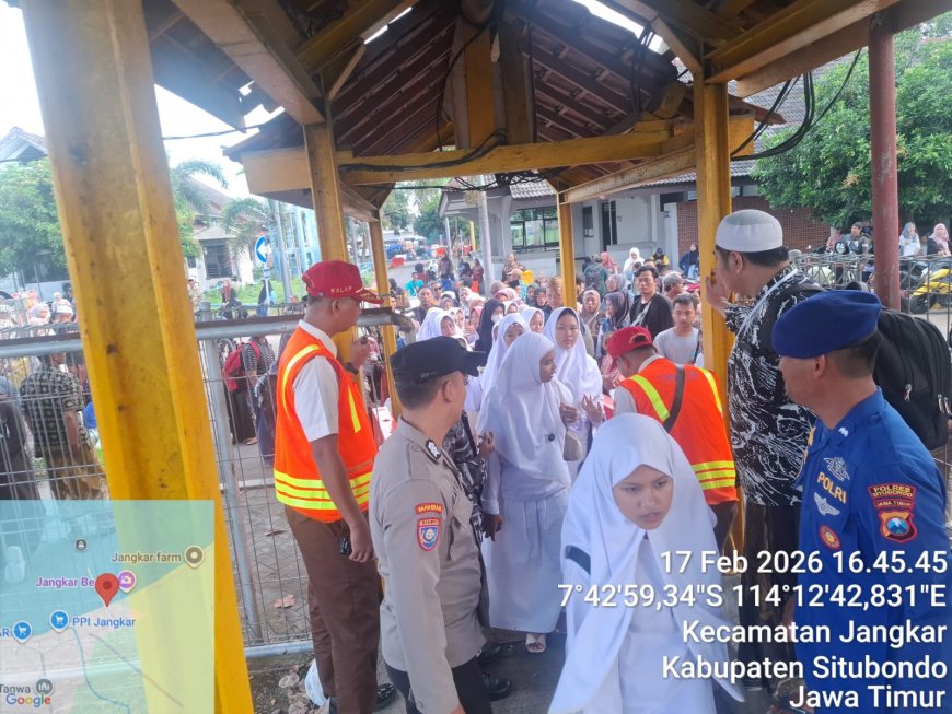 Polsek Jangkar Melaksanakan Kegiatan Pengamanan Kepulangan Santri Di Pelabuhan Jangkar
