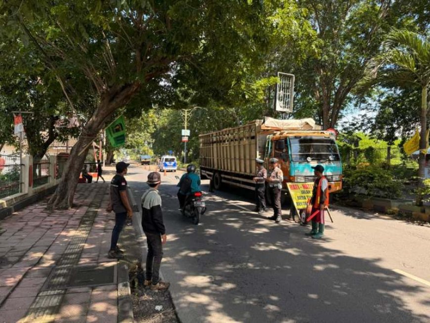 Jaga Keselamatan Warga, Satlantas Polres Situbondo Kawal Perbaikan Jalan Berlubang di Karangasem