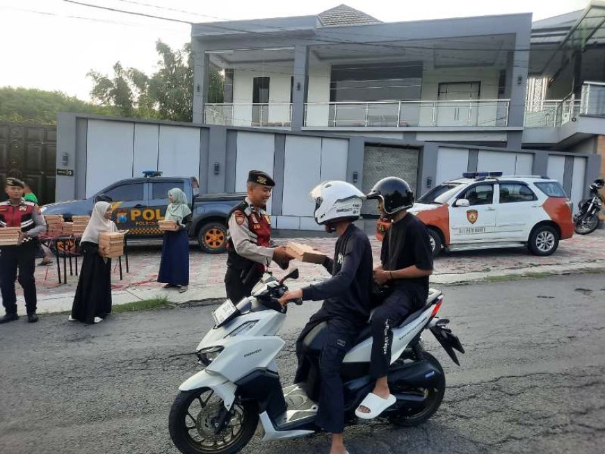 Menebar Kebaikan di Bulan Suci, Satsamapta Polres Situbondo Berbaur dengan Warga Bagikan Takjil Gratis