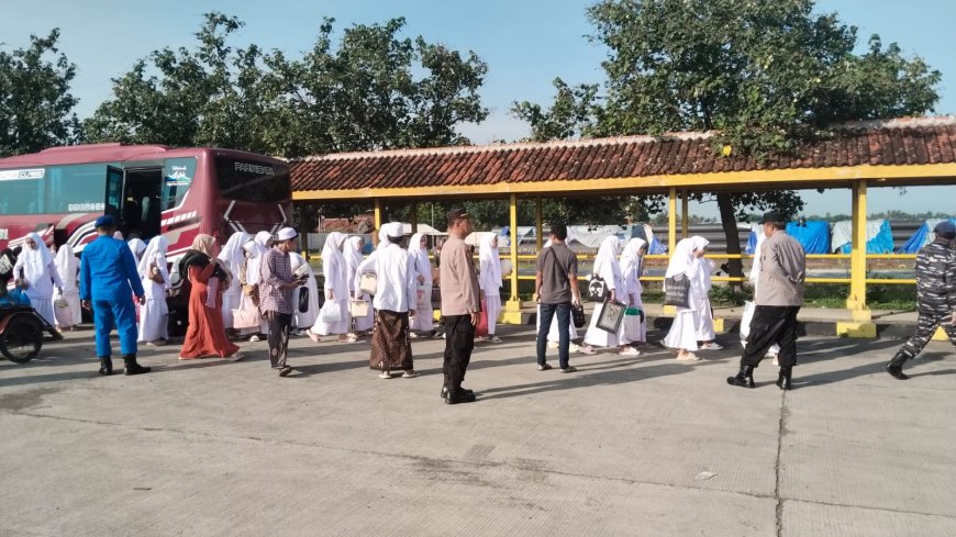 Polsek Jangkar Melaksanakan Kegiatan Pengamanan Balik Berjamaah Di Pelabuhan Jangkar