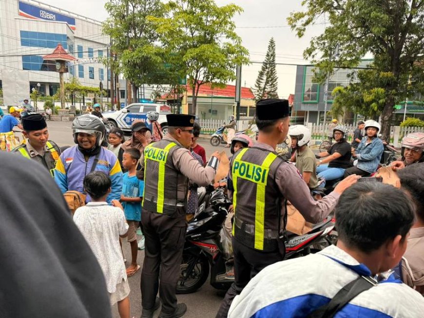 Jelang Berbuka Puasa, Pengendara di Situbondo Disapa Takjil Gratis dari Polantas