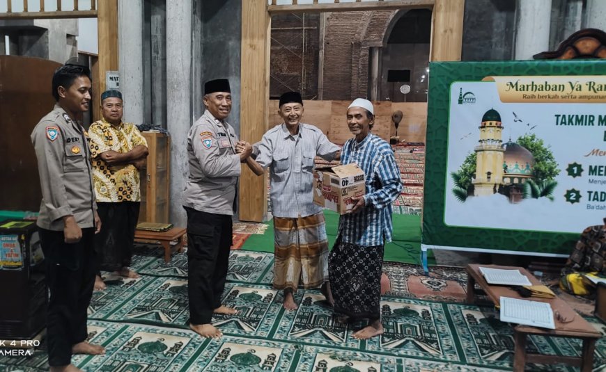 Patroli Ramadhan Polsek Besuki, Berbagi Takjil dan Perkuat Silaturahmi di Masjid Jami Baiturrahman.