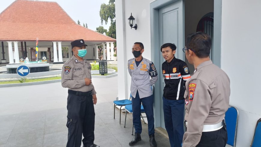 Patroli Dialogis Polsek Besuki Perkuat Sinergitas dan Antisipasi Kriminalitas di Akhir Pekan.