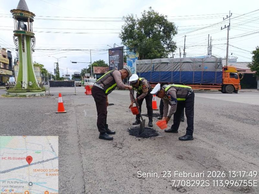 Cegah Kecelakaan, Satlantas Polres Situbondo Tambal Jalan Berlubang