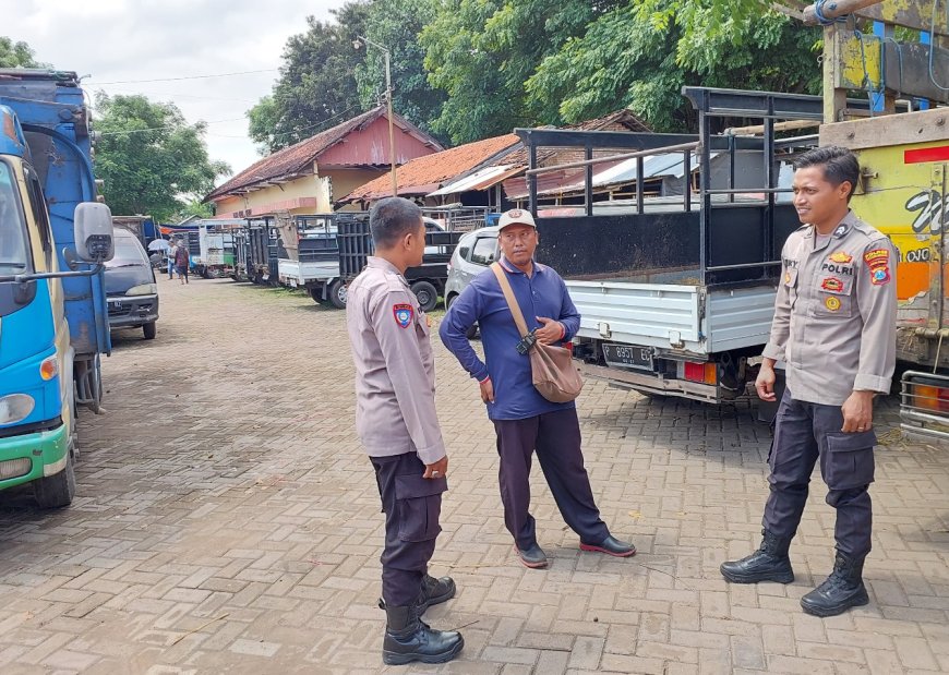 Ciptakan Rasa Aman, Patroli Dialogis Personil Polsek Besuki Sambangi Pasar Hewan Besuki.
