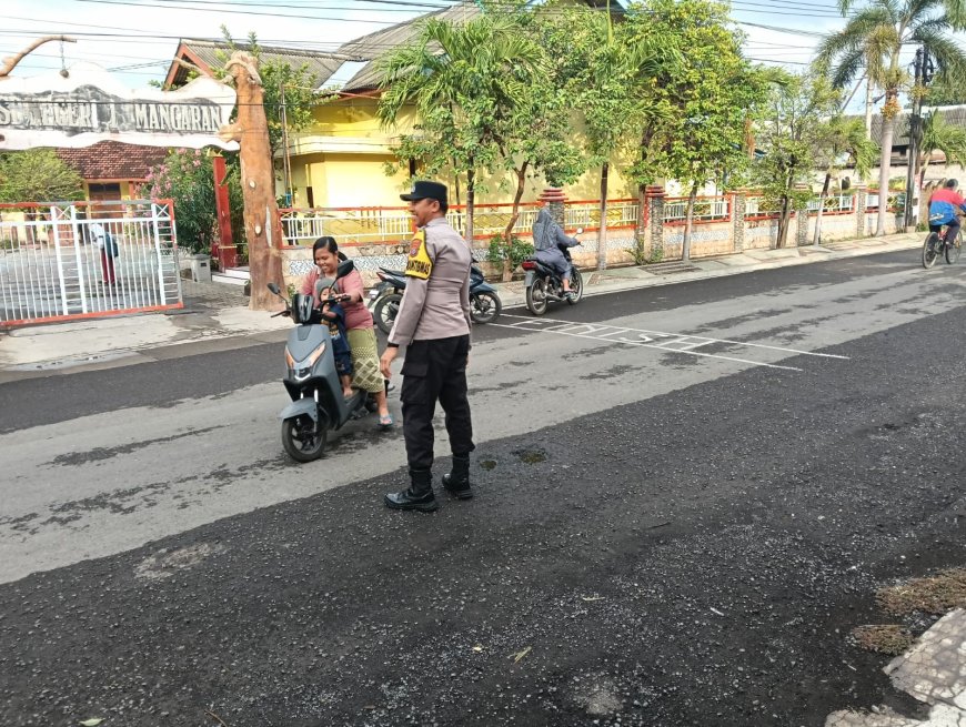 Polsek Mangaran Laksanakan Commanderwish Pagi, Wujudkan Kamseltibcarlantas di Depan SDN 1 Mangaran
