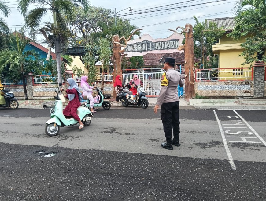 Polsek Mangaran Laksanakan Commanderwish Pagi, Wujudkan Kamseltibcarlantas di Depan SDN 1 Mangaran