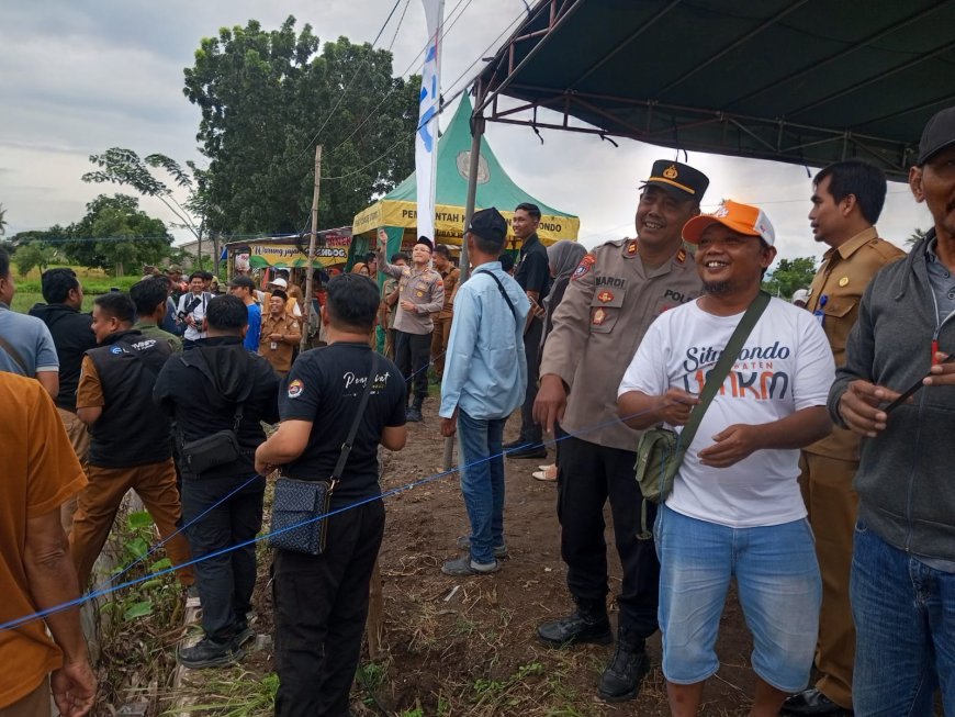 Kapolsek Situbondo Kota Bersama 2 Personil Melaksanakan Pengamanan Pelaksanaan Pembukaan Pasar Ramadan 2026 di Burnik City