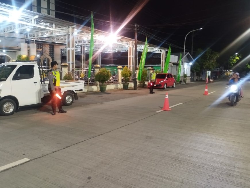 POLSEK KAPONGAN KEGIATAN PENGAMANAN SHOLAT TERAWEH  DI  MASJID NURUL ISLAM KESAMBIRAMPAK KEC. KAPONGAN