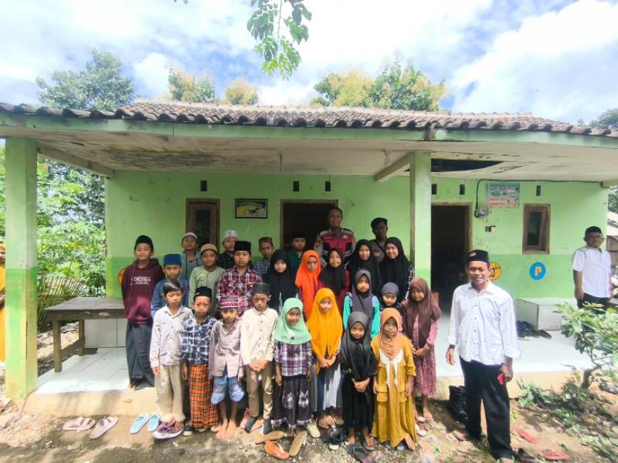 Polisi Situbondo Patroli Sambang Siswa SD Pelosok di Dusun Cobbuk Arjasa