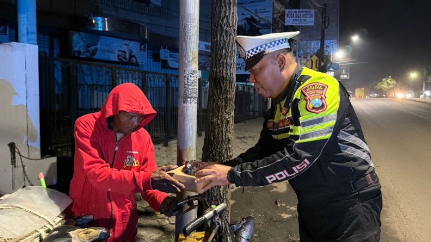 Menebar Berkah di Sepertiga Malam: Cara Satlantas Situbondo Peduli Sesama Saat Sahur