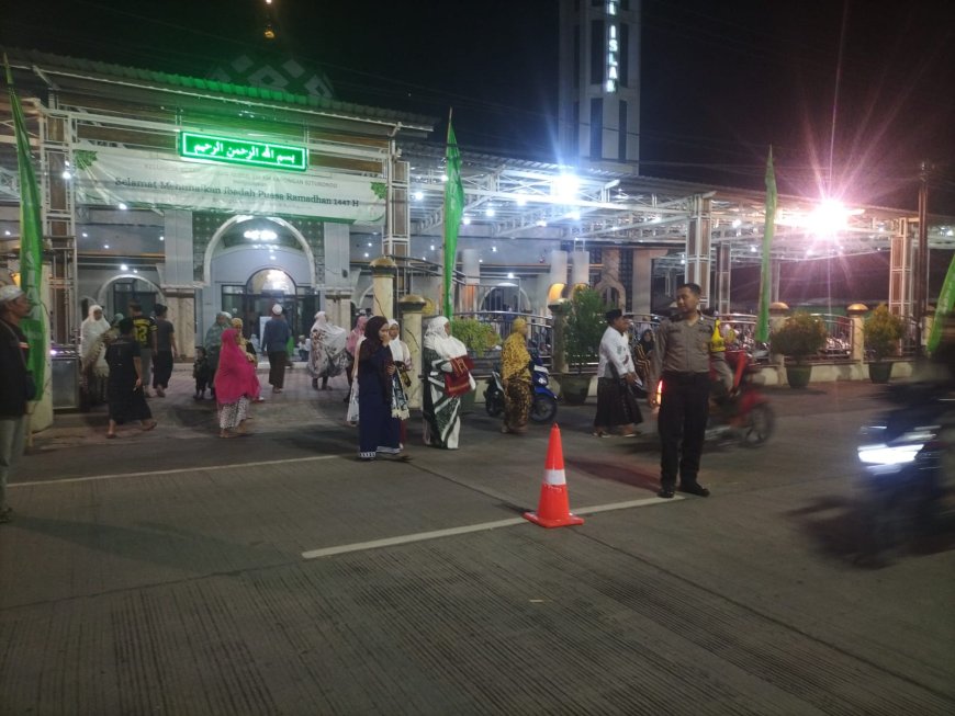 POLSEK KAPONGAN GIAT PAM SHOLAT ISYA DAN SHOLAT TARAWIH DI MASJID NURUL ISLAM DESA KESAMBIRAMPAK