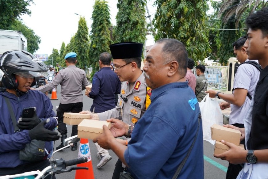 Depan Mapolres Situbondo Mendadak Ramai, Kapolres dan Wartawan Bagi 500 Takjil