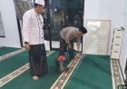 Jaga Kenyamanan Jamaah, Kapolsek Besuki dan Anggota Bersih-Bersih Musholla Baitul Muttaqin.