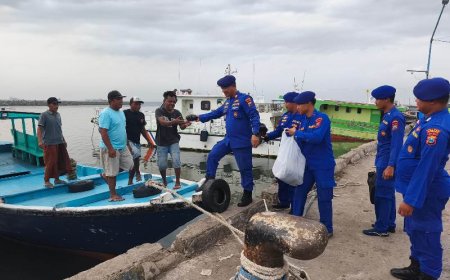 Sapa Nelayan di Pelabuhan Kalbut, Satpolairud Polres Situbondo Tebar 100 Paket Takjil