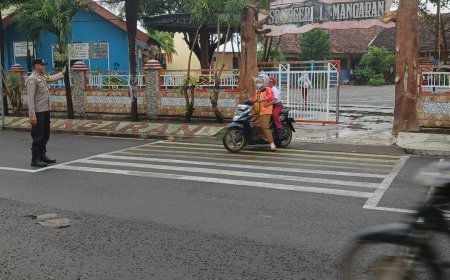 Commander Wish Pagi, Polsek Mangaran Atur Lalin di Depan SDN 1 Mangaran