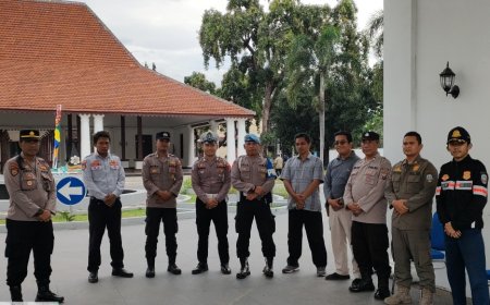 Polsek Besuki Amankan Kunjungan DPR RI Komisi VIII Turun Langsung ke Situbondo, Pastikan Bantuan Banjir Tepat Sasaran.