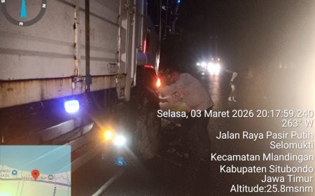 Quick Respon Polsek Mlandingan Bantu Pengendara Ganti Ban di Jalan Raya