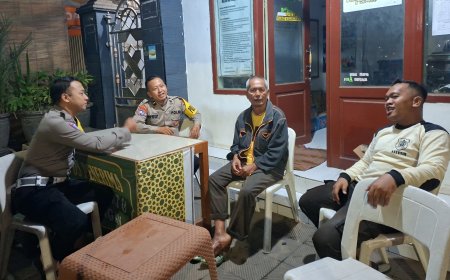 Dialogis dan Humanis, Personil Polsek Besuki Sapa Penjaga Masjid Jami Baiturrahman Saat Patroli Jelang Sahur.