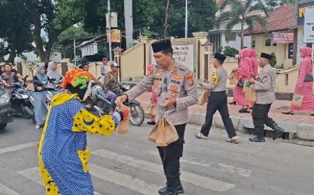 Keluarga Besar Polsek Besuki dan Bhayangkari Berbagi Takjil, Wujud Kepedulian di Bulan Suci Ramadhan 1447 H.