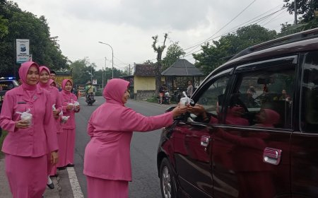 Polsek Banyuputih Bersama Bhayangkari Bagikan 1.000 Takjil kepada Masyarakat Kecamatan Banyuputih