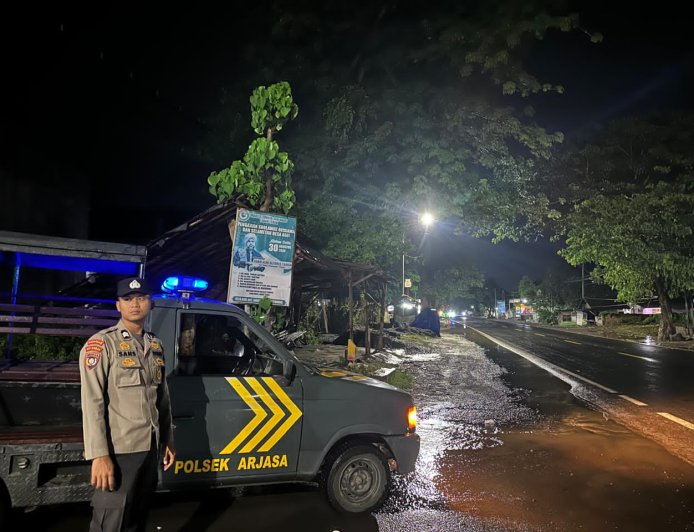 Polsek Arjasa Gelar Patroli Blue Light, Antisipasi Balap Liar dan 3C di Kedungdowo