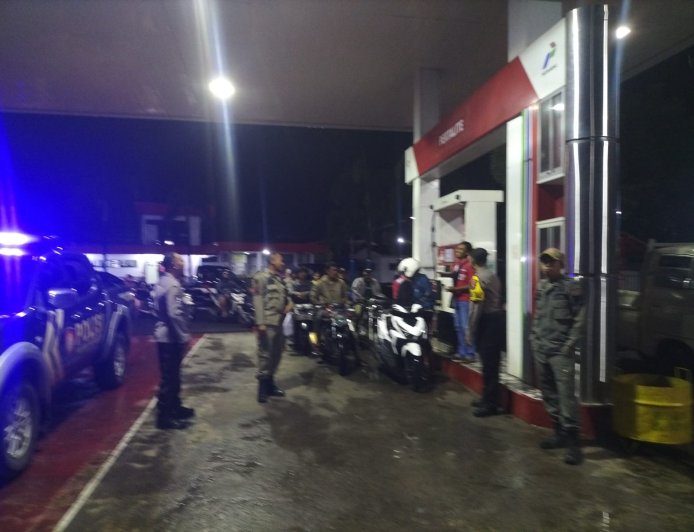 POLSEK KAPONGAN GIAT PATROLI DALAM RANGKA HARKAMTIBMAS DAN CEK STOCK KETERSEDIAN BBM  DI SPBU KESAMBIRAMPAK