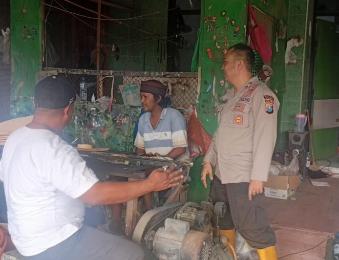 Polsek Panarukan Laksanakan Patroli DDS, Bangun Kemitraan dengan Pengrajin Miniatur Surfing di Kilensari