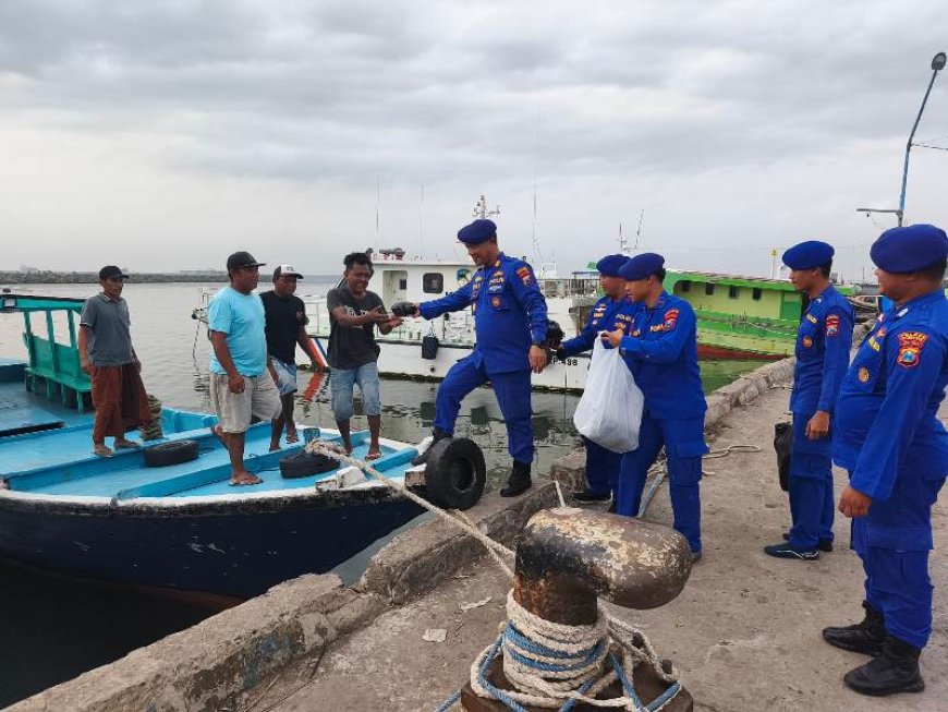 Sapa Nelayan di Pelabuhan Kalbut, Satpolairud Polres Situbondo Tebar 100 Paket Takjil