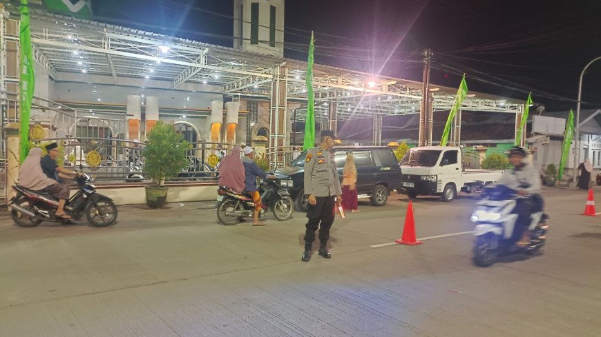 POLSEK KAPONGAN PAM SHOLAT ISYA DAN SHOLAT TARAWIH DI MASJID NURUL ISLAM DESA KESAMBIRAMPAK