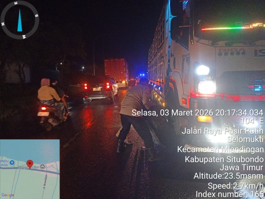 Quick Respon Polsek Mlandingan Bantu Pengendara Ganti Ban di Jalan Raya