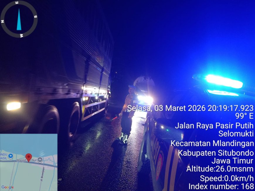 Quick Respon Polsek Mlandingan Bantu Pengendara Ganti Ban di Jalan Raya