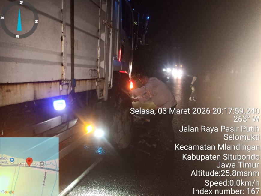 Quick Respon Polsek Mlandingan Bantu Pengendara Ganti Ban di Jalan Raya