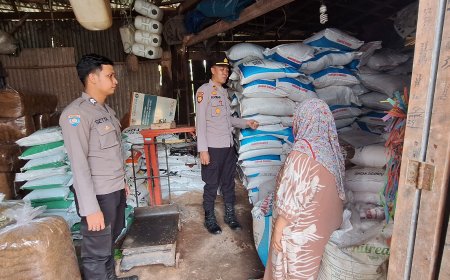 Kapolsek Sumbermalang Bersama Anggota Laksanakan Pemantauan Ketersediaan Pupuk di Desa Tlogosari Dukung Program Asta Cita