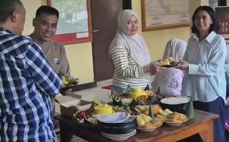 Kapolsek Asembagus Pimpin Syukuran Kenaikan Pangkat Anggota, Potong Tumpeng Jadi Simbol Rasa Syukur dan Motivasi Pengabdian