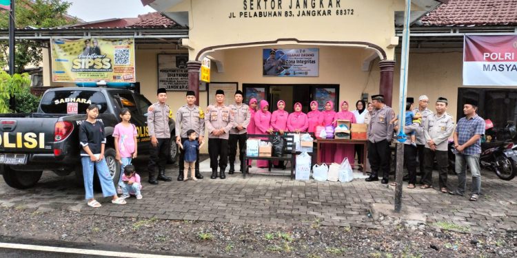 Semarak Bulan Ramadhan, Polsek Jangkar Bagikan Takjil Kepada Warga