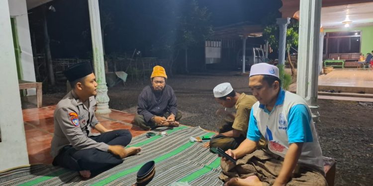 Ciptakan Situasi Kamtibmas yang Aman dan Kondusif, Kapolsek Bungatan Bersama Bhabinkamtibmas Patroli Sambang Desa